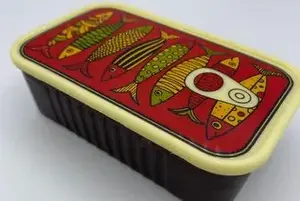 Boîte à sardine avec petits oeufs