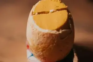 Œuf glacée chocolat blanc et sorbet mangue passion