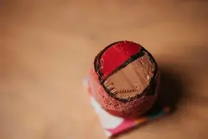Œuf glacé chocolat noir  glace chocolat et sorbet framboise